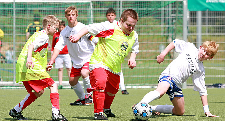 Bundesweite Angebote für Fußballer mit Behinderungen in der Handicap-Börse auf dfb.de