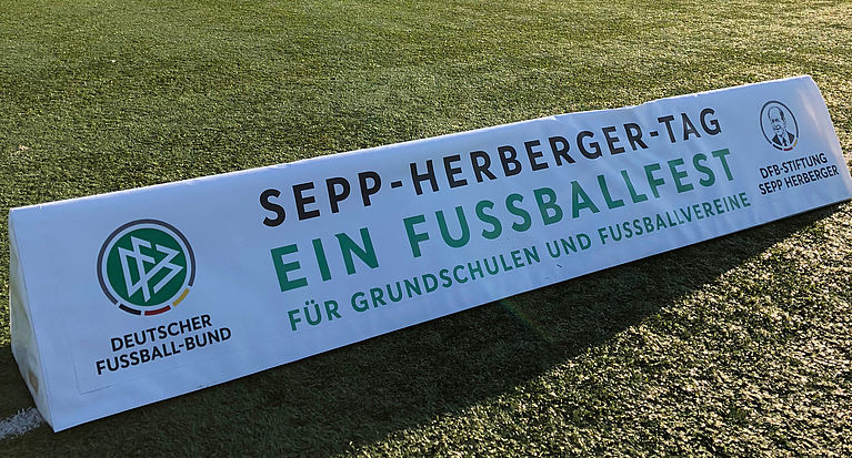 Ein Fußballfest für Grundschulen: Jetzt als Ausrichter des Sepp-Herberger-Tages anmelden!