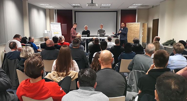 Bernd Neuendorf und Holger Dahl im Austausch mit Jugendleitern im FVM