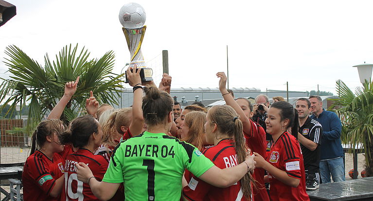 Bayer-Kickerinnen glänzen auf Sand – Coach nimmt ein Bad 