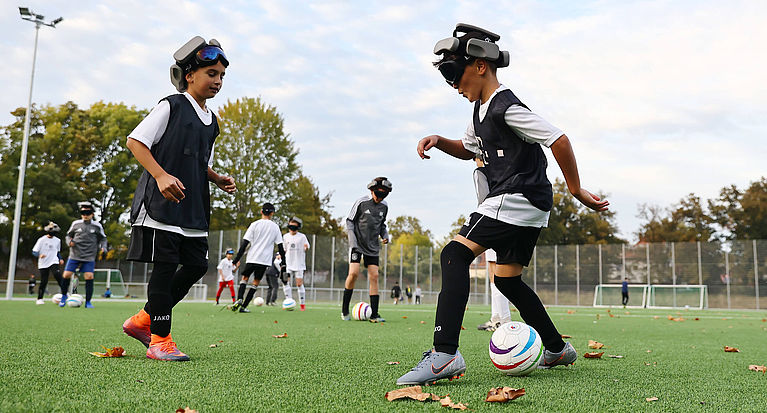 Stützpunkttraining trifft Blindenfußball: Nichts sehen, viel erleben