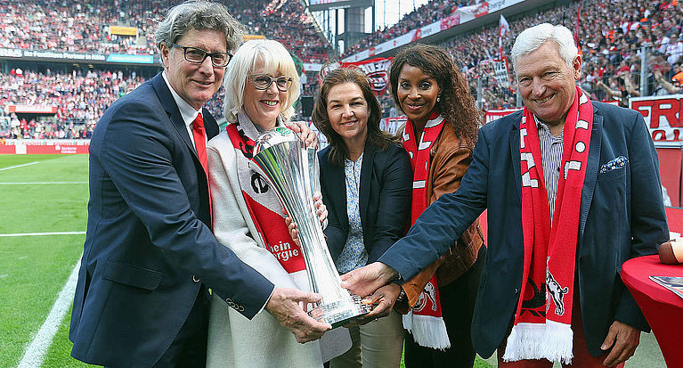 Übergabe des DFB-Pokals der Frauen im RheinEnergieStadion