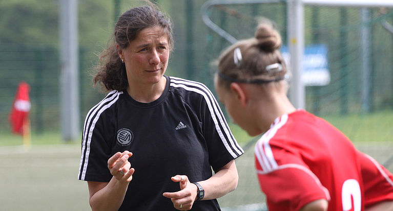 Steffi Jones plant Trainerstab mit Högner und Hagedorn