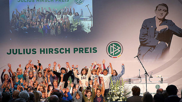 Julius Hirsch Preis 2017: Jetzt beim DFB bewerben
